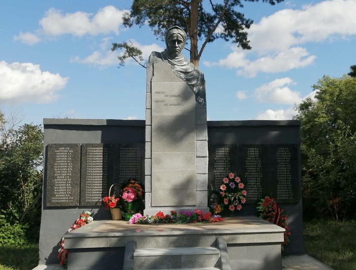 «Сибантрацит» отремонтировал памятники героям Великой Отечественной войны в селах Гусельниково и Тальменка