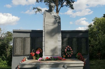 «Сибантрацит» отремонтировал памятники героям Великой Отечественной войны в селах Гусельниково и Тальменка